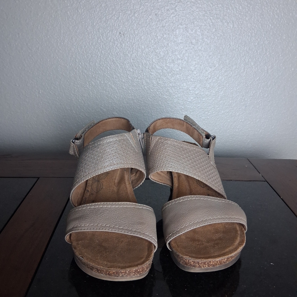 Cobb Hill Womens Stappy Sandals Size 7 Beige In Color
